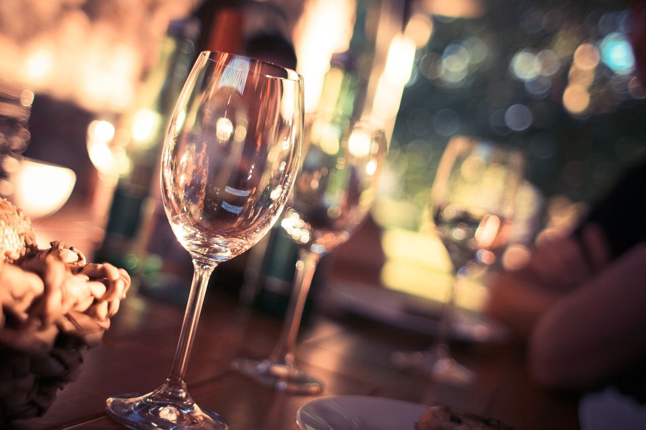 Calice e luci calde durante l'aperitivo serale