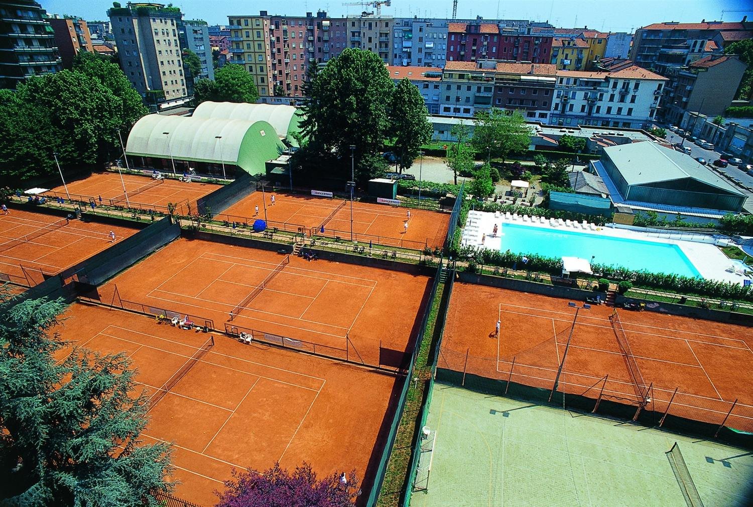 Vista aerea del Tennis Club Lombardo: i campi in terra rossa, la piscina e il verde nel cuore di Milano